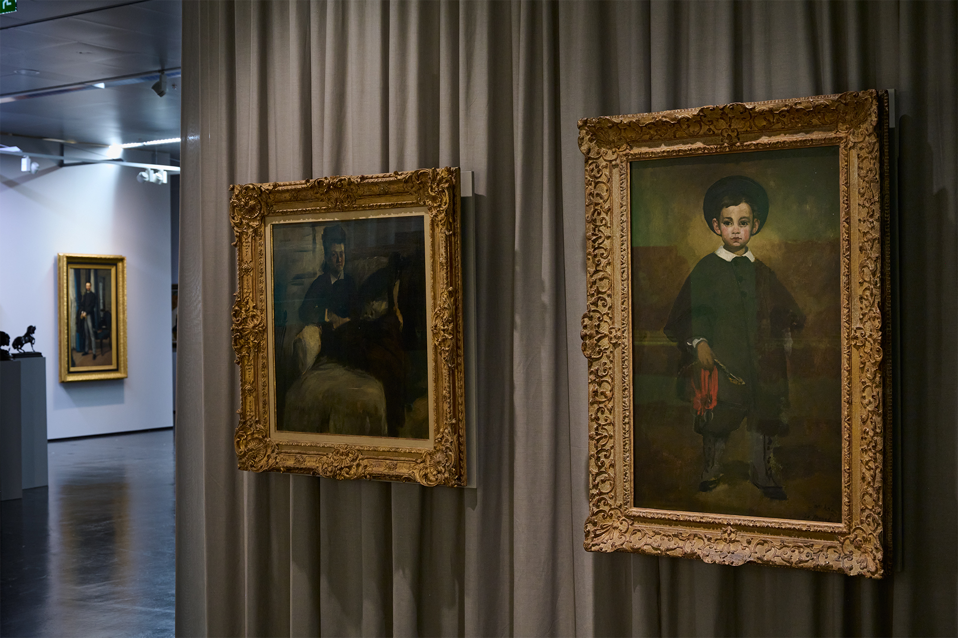 Das Foto zeigt verschiedene Gemälde und Impressionen der Ausstellung Kunsthalle@ZKM.