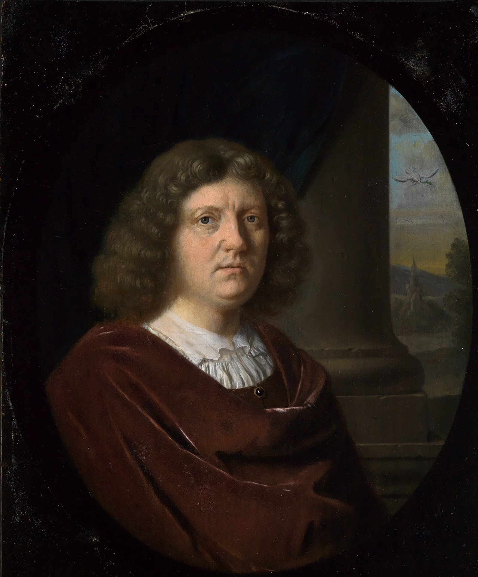 In einem ovalen Bildausschnitt das Porträt eines Mannes. Rundes Gesicht, der Blick aus dem Bild heraus. Schulterlange graubraune Locken. Roter Mantel über weißem Hemd.