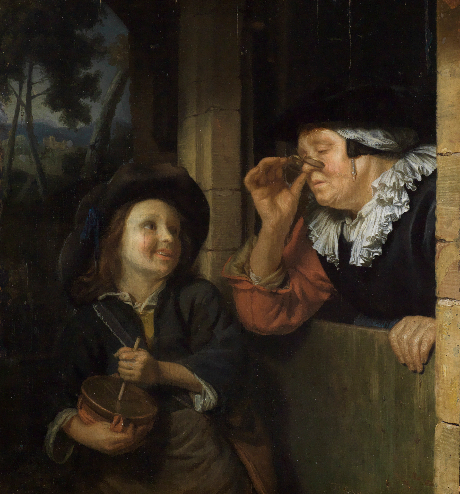 Vor einem Fenster ein kleiner Junge mit einem Instrument in der Hand. Er blickt lachend zu einer älteren Frau, die sich aus dem Fenster bäugt, eine Brille vor die Augen haltend.