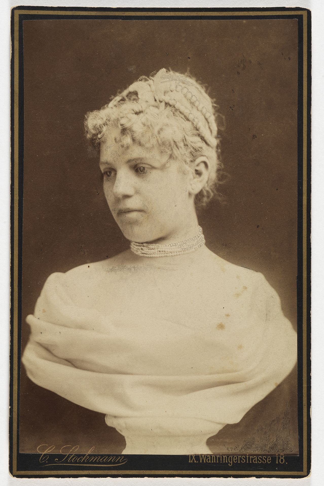 Die Photomontage von Nikolaus Stockmann stellt eine Kombination aus dem Porträt einer jungen Frau mit dem Fuß einer marmornen Büste dar