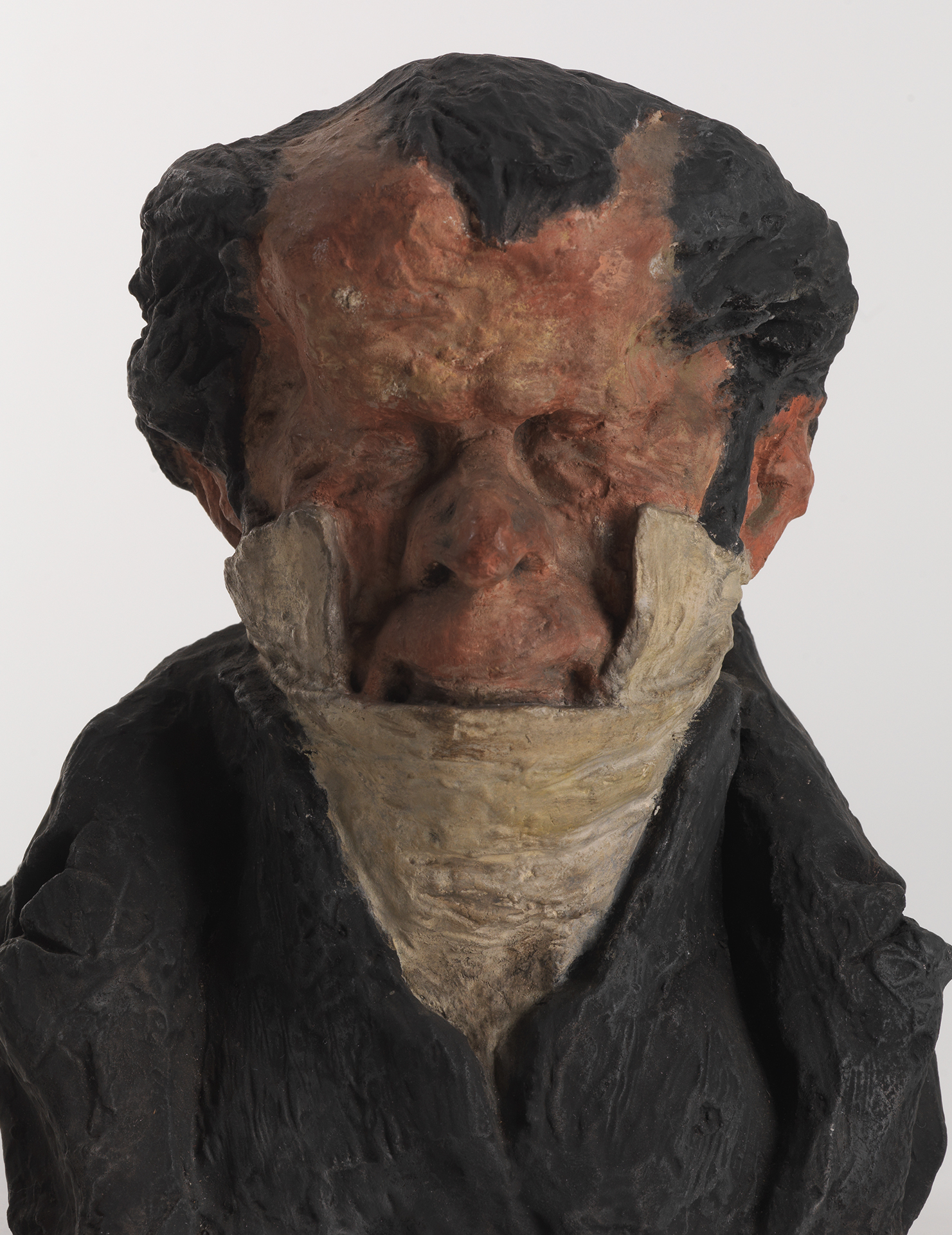 Bemalte Tonbüste von Honoré Daumier: Jean-Pons-Guillaume Viennet, mit Geheimratsecken, verkniffenem Gesichtsausdruck, der Kopf im weißen Kragen und Schal versunken.