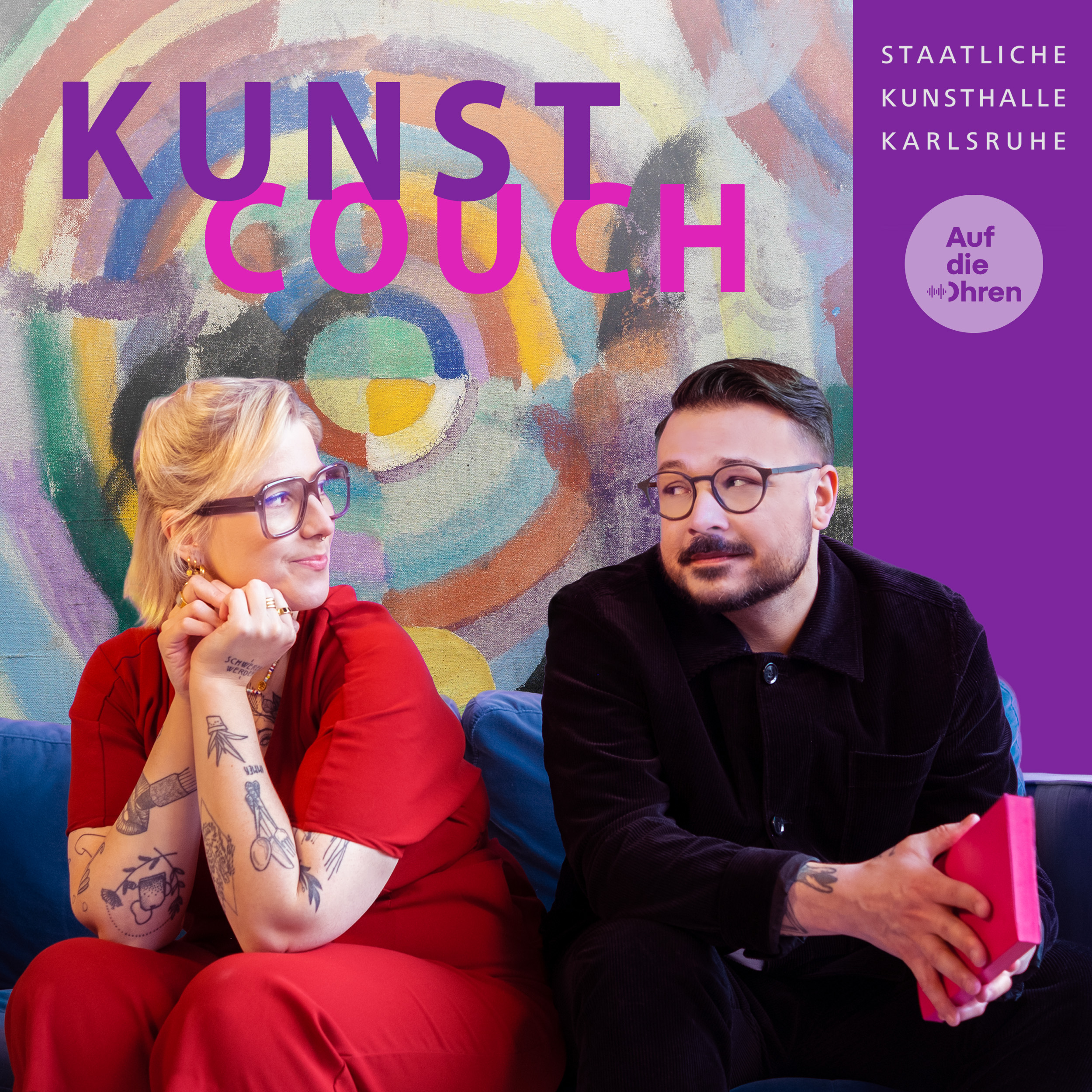 Logo des Kunsthallen-Podcasts Kunstcouch, auf dem der Schriftzug Kunstcouch zu lesen ist. Darunter sitzen die Hosts Umut Özdemir und Jaqueline Scheiber, im Hintergrund das Gemälde Verbrechen aus Leidenschaft von Robert Delaunay.