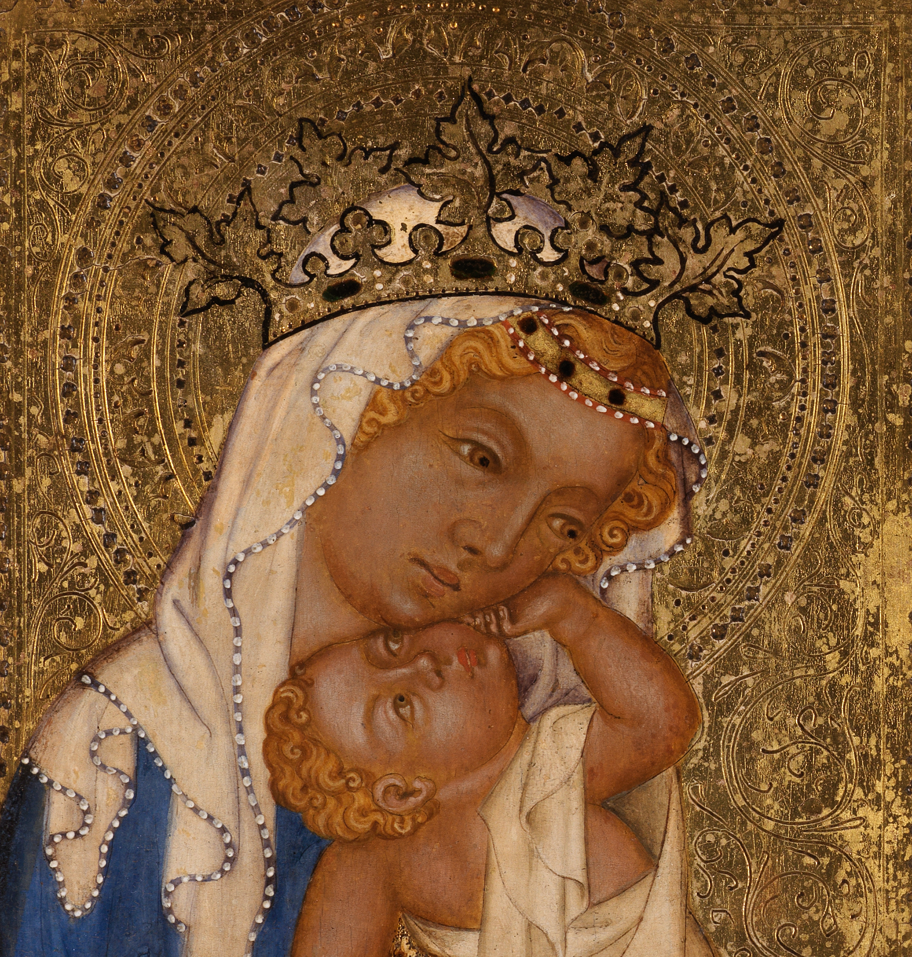 Ausschnitt eines mittelalterlichen Kunstwerks. Zu sehen ist die Muttergottes mit dem Jesuskind. Das Tafelbild stammt von einem böhmischen Meister.