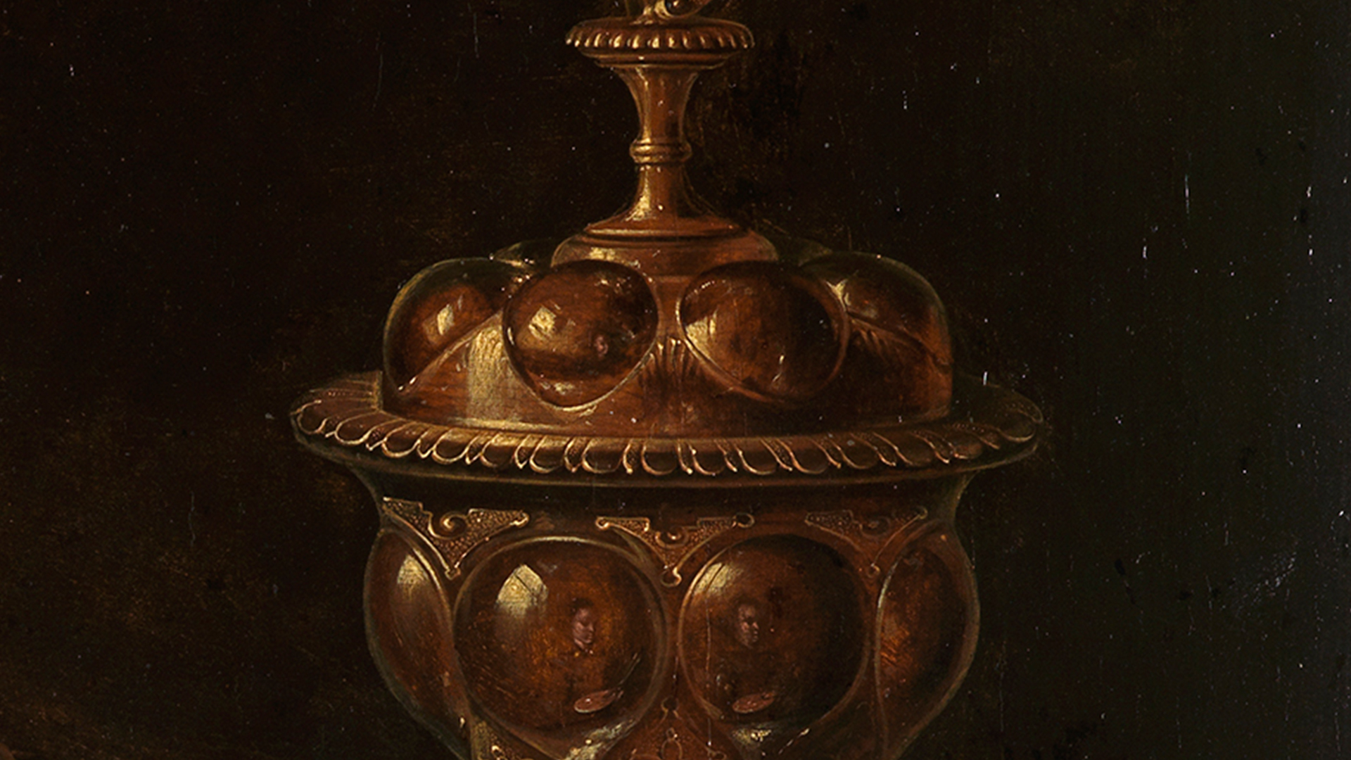 Detailansicht des Stillebens mit Blumen und Goldpokalen von Clara Peeters. Man sieht einen der Pokale, in dessen Spiegelungen man mehrfach die Künstlerin erkennen kann.