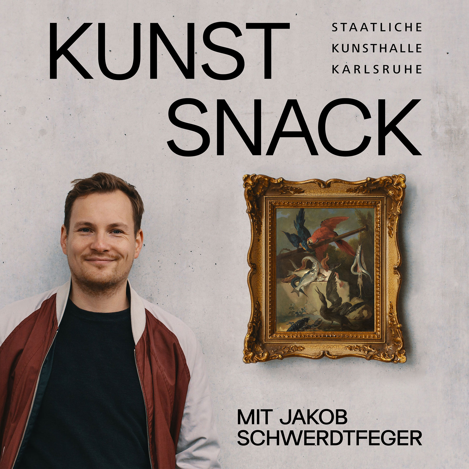 Foto von Jakob Schwerdtfeger neben einem goldenen Rahmen, in dem eine Abbildung des Werks "Fische, Seevögel und Papageien" von Jean-Baptiste Oudry zu sehen ist. Darüber steht der Schriftzug: "Kunstsnack"