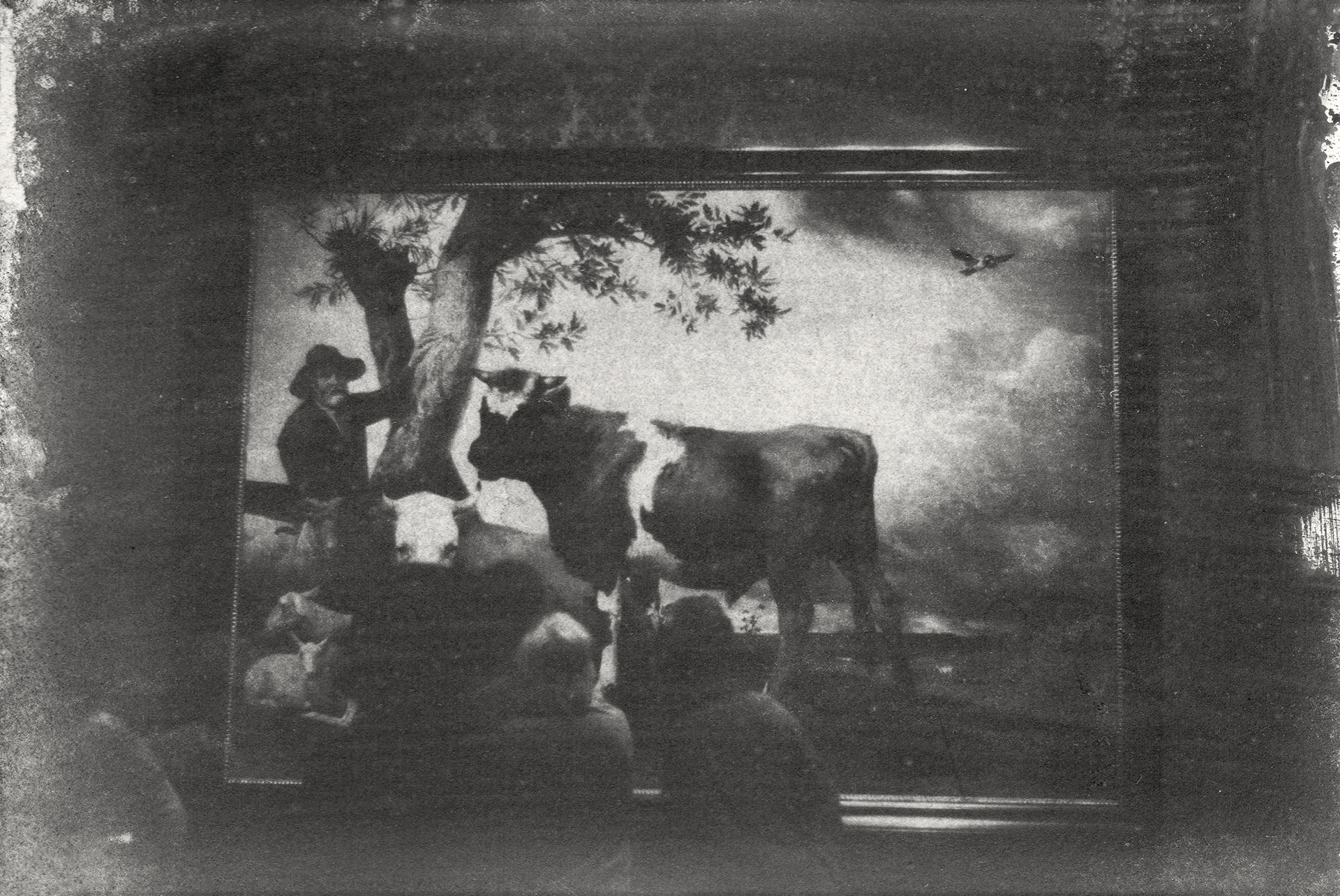 Abbildung eines Gummidruckes von Marcel van Eeden, die Besucher*innen vor einem Gemälde zeigt.