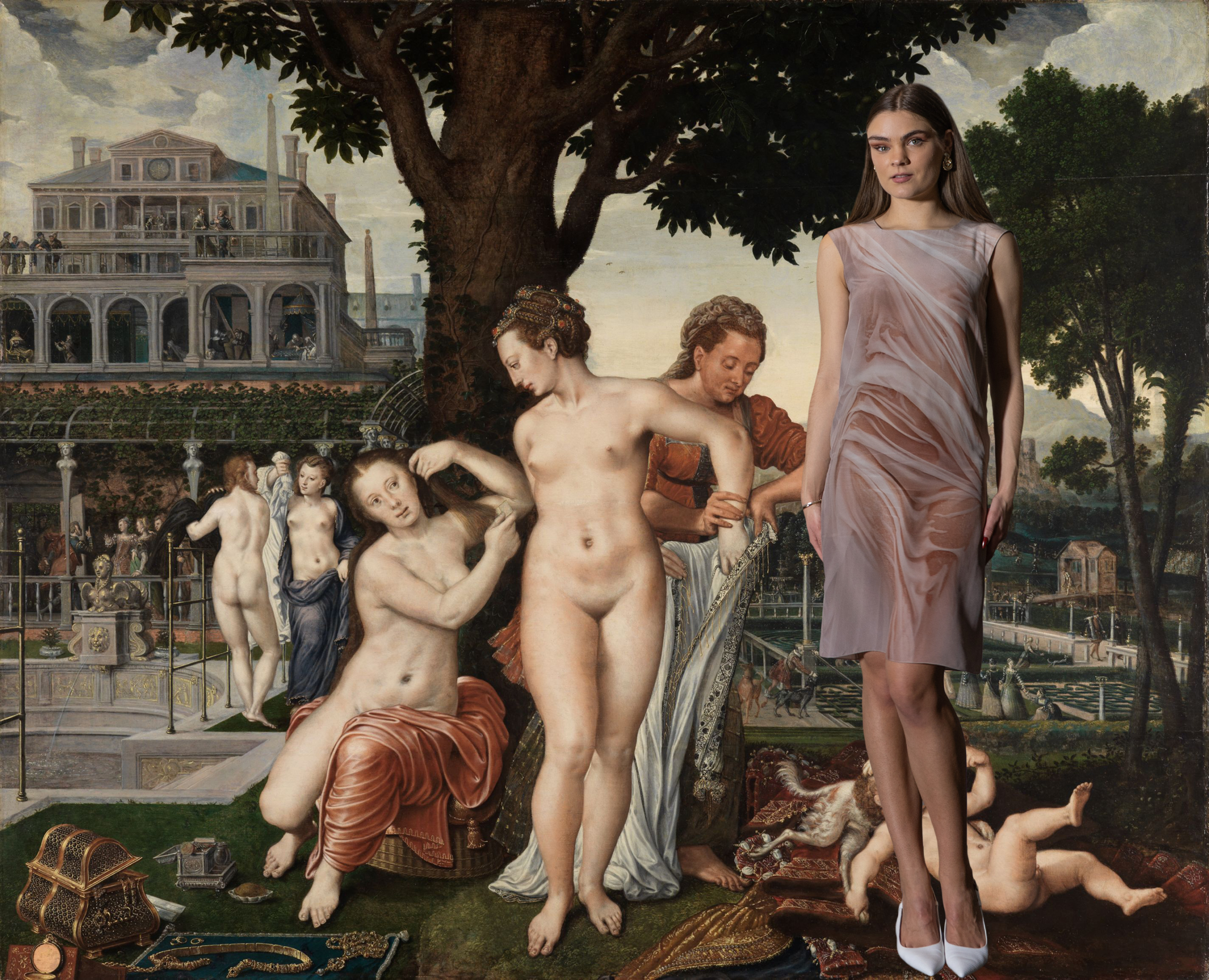 Eine Frau in einem apricotfarbenen Kleid und weißen Pumps in dem Kunstwerk "Bathseba".