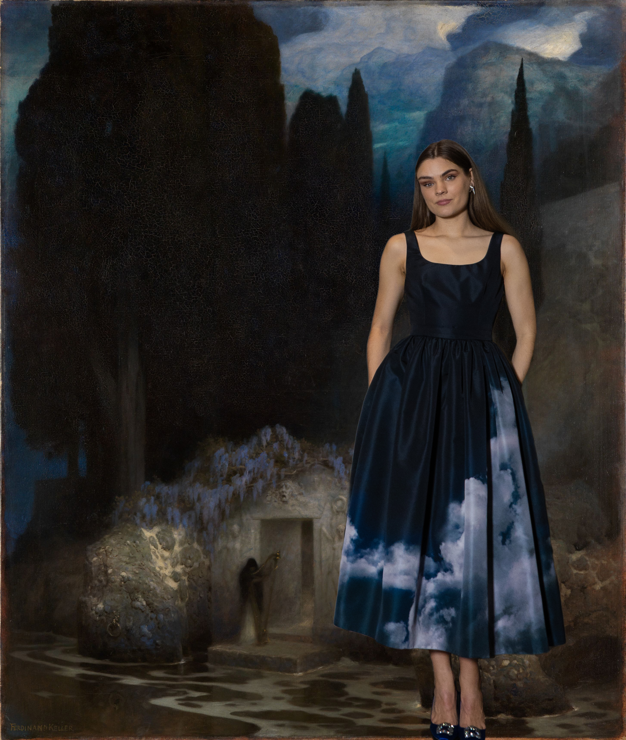 Eine Frau in einem langen dunkelblauen Kleid mit Wolken darauf in dem Kunstwerk von Friedrich Keller.