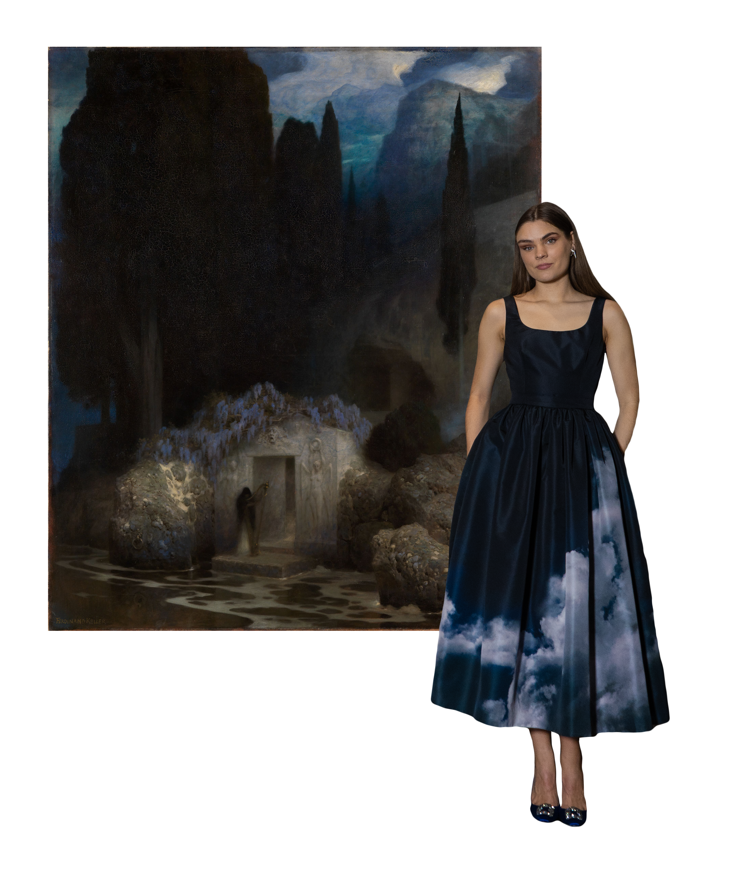 Eine Frau in einem langen dunkelblauen Kleid mit Wolken darauf neben dem Kunstwerk von Friedrich Keller.