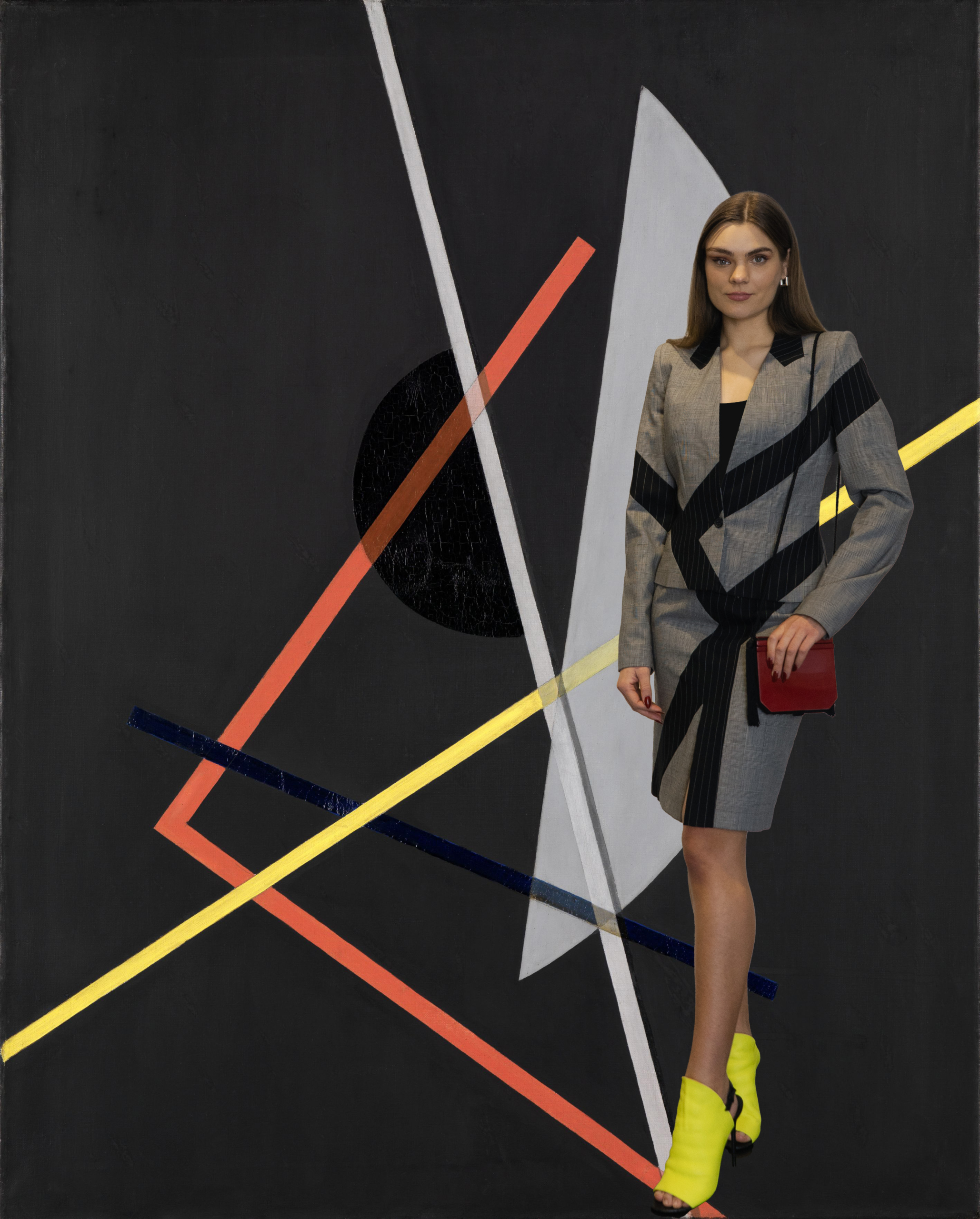 Eine Frau mit einem grauen Kostüm mit schwarzen Streifen und neongelben Schuhen in dem Werk von Moholy-Nagy, auf dem man verschiedenen geometrische Formen, wie Kreise und Linien sieht.