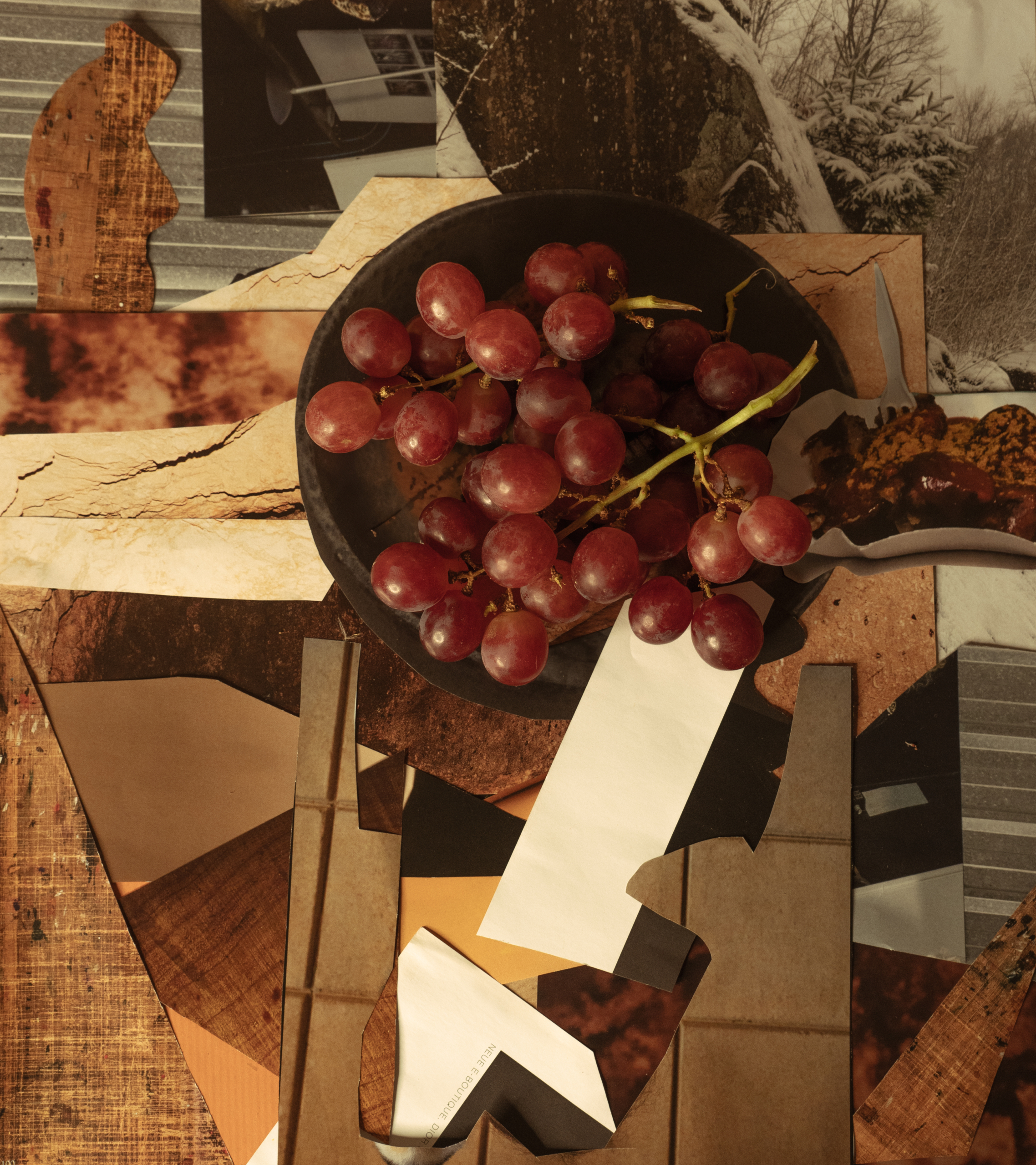 Eine Collage aus braunen Papierschnipsel und roten darauf.