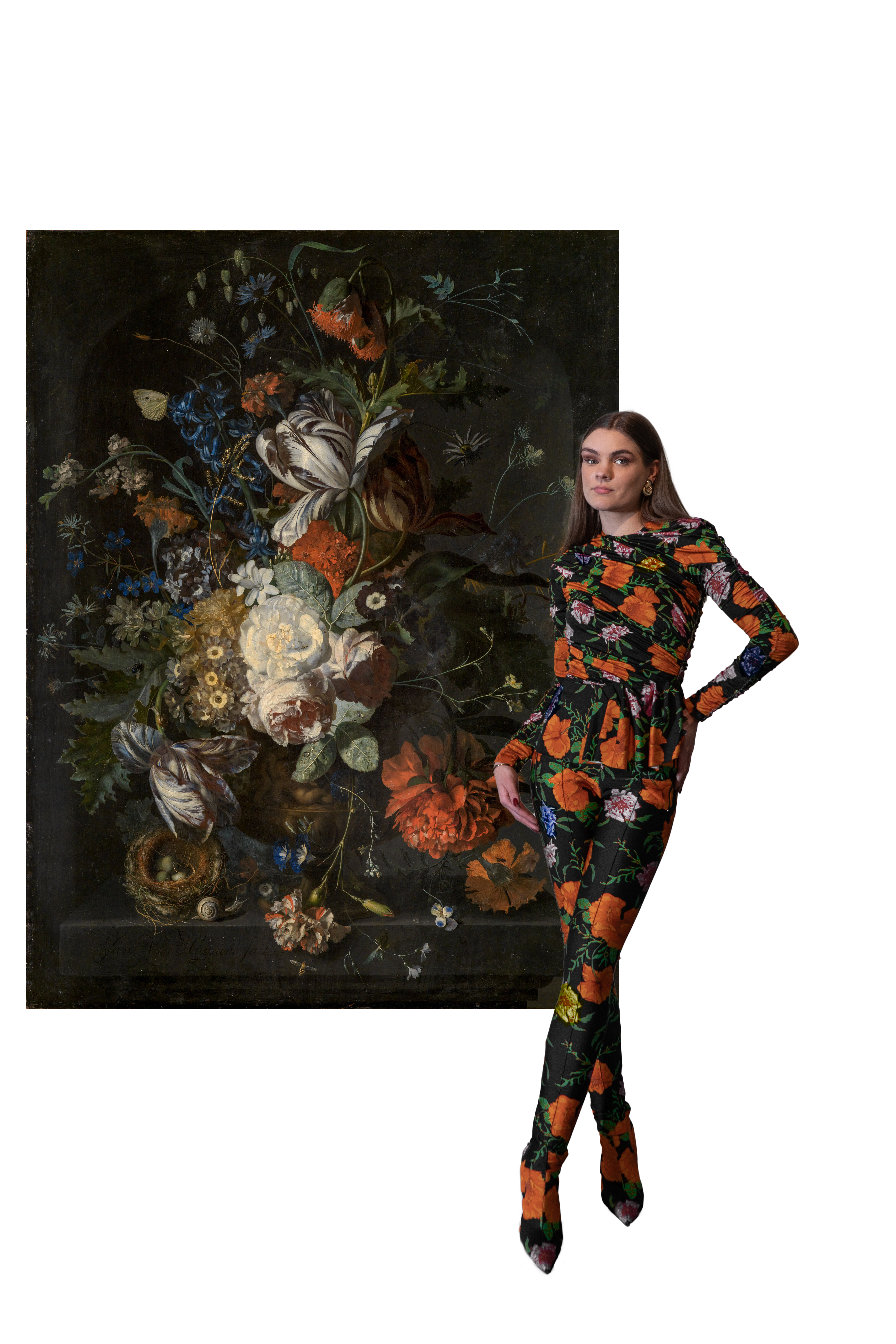 Eine Frau in einem mit Blumen versehenen Zweiteiler neben einem bunten Blumenstillleben.
