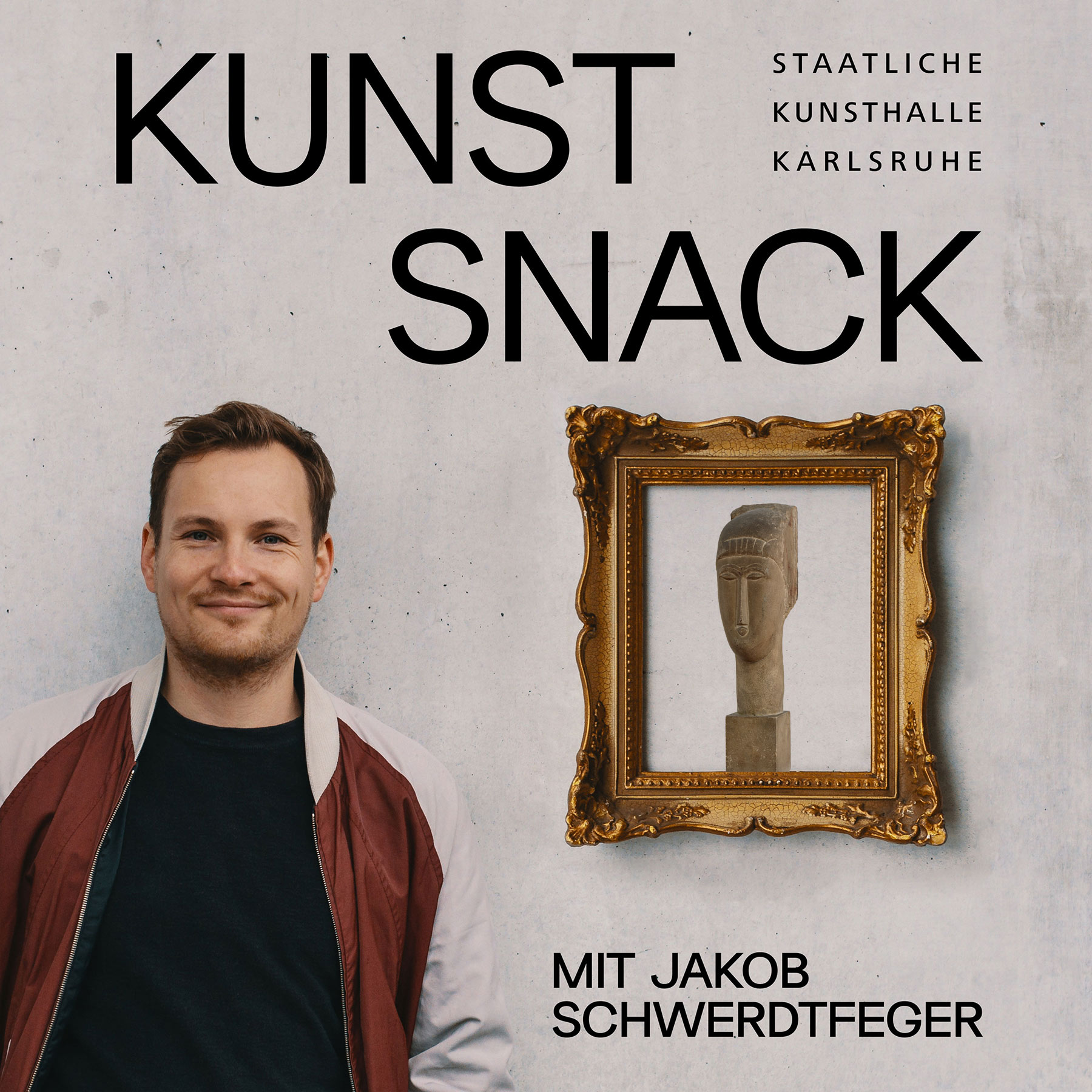 Foto von Jakob Schwerdtfeger neben einem goldenen Rahmen, in dem eine Abbildung der Skulptur "Kopf" von Amedeo Modigliani zu sehen ist. Darüber steht der Schriftzug: "Kunstsnack"