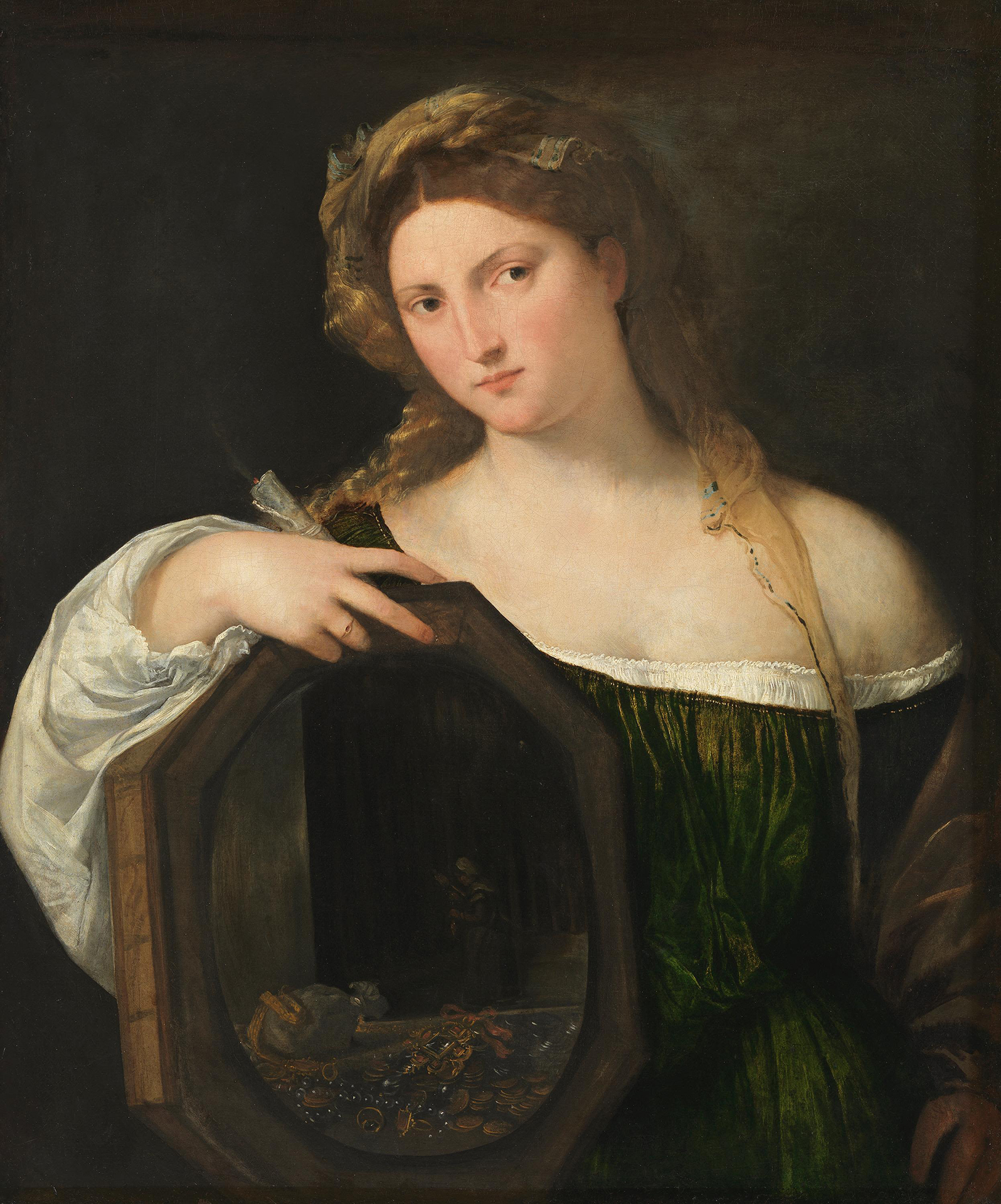 Une jeune femme en robe verte avec un miroir dans le bras droit. Dans le miroir, on voit de l'or, des bijoux et une autre femme.