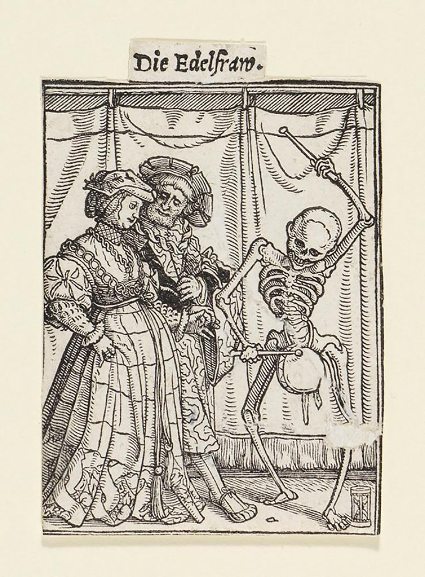 Ein in mittelalterlicher Tracht gekleidetes Paar, daneben ein Skelett, das auf eine Trommel schlägt und zu tanzen scheint.