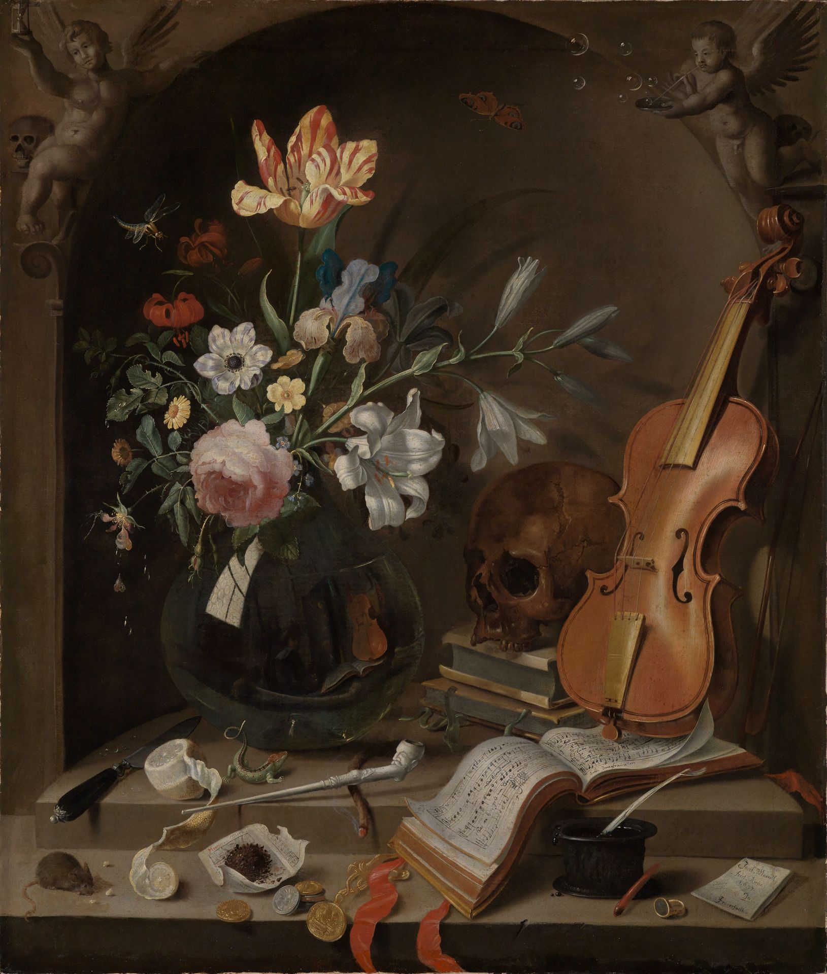 In einer steinernen Nische stehen arrangiert: Eine Vase mit einem Blumenstrauß, ein aufgeschlagenes Notenbuch, eine aufgestellte Geige, eine Pfeife mit Anzünder und Tabak, ein Tintenfass, eine Maus, eine geschälte Zitrone mit Messer, einige Goldmünzen und ein Totenkopf.
