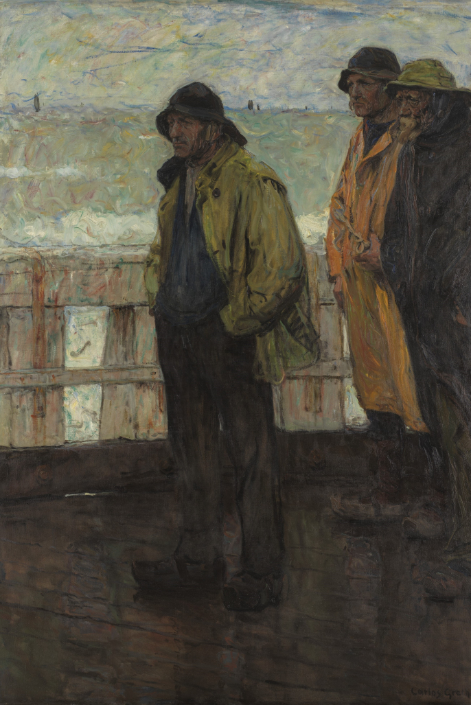 Une peintre de plusieurs hommes en vêtements de pluie debout devant une balustrade, regardant au loin. Derrière eux se trouve la mer où se trouvent les bateaux.