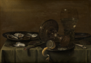 Das Stillleben von Willem Claesz. Heda zeigt mehrere metallische Schalen u.a. mit Austern, eine Zitrusfrucht, ein Römerglas und einer umgefallenen Silbertazza auf einem Tisch