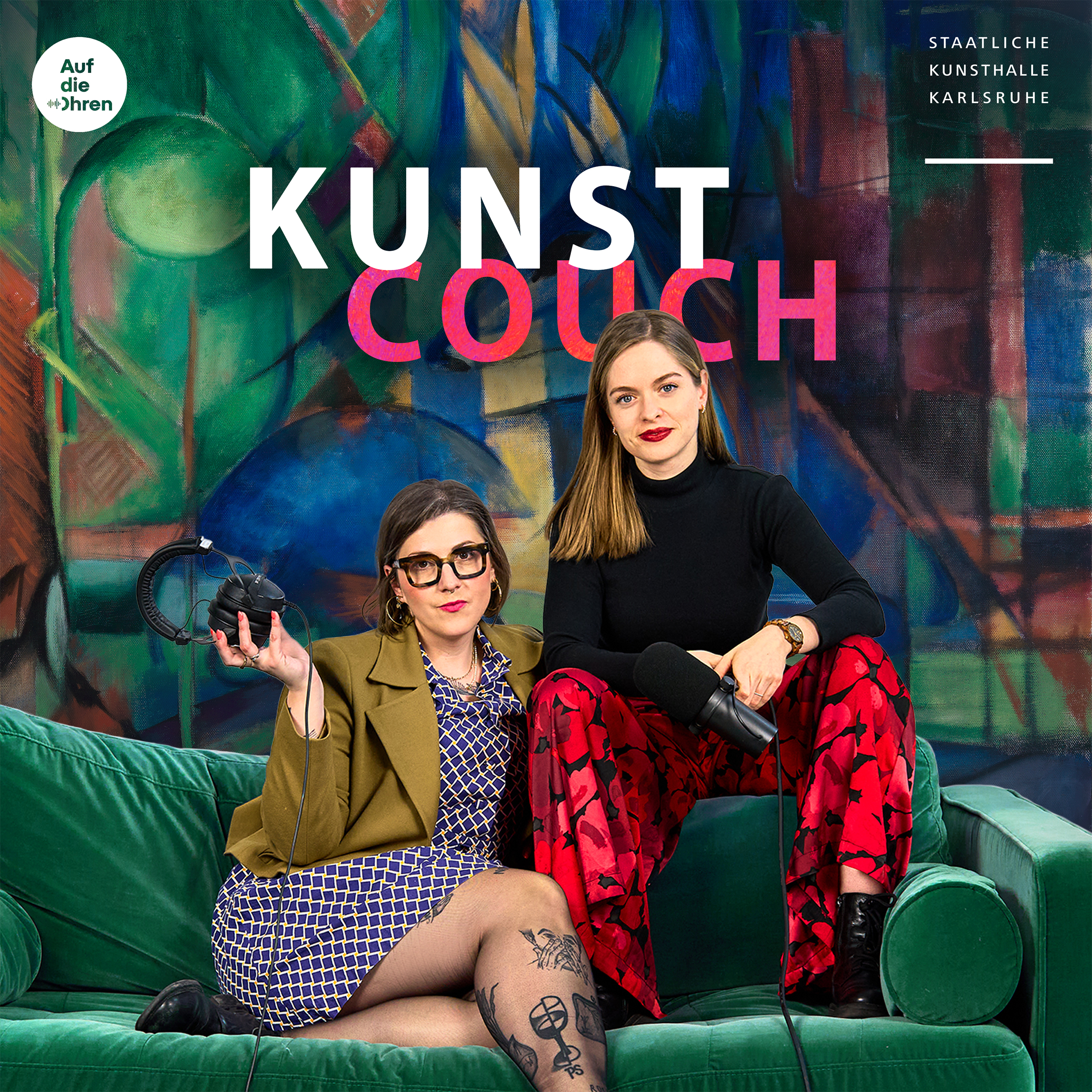 Psychotherapeutin Gloria Grabmayer und Autorin Jaqueline Scheiber, die nebeneinander auf einem Sofa sitzen. Im Hintergrund ist das Gemälde Rehe im Walde II von Franz Marc zu sehen sowie der Schriftzug Kunstcouch und die Logos der Agentur auf die ohren und Kunsthalle Karlsruhe.