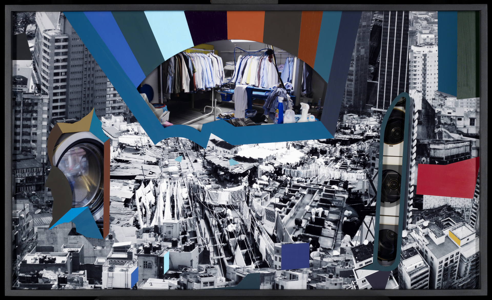 Eine Collage verbindet zwei konträre Welten miteinander: Unten ist die größte Wäscherei in Mumbai unter freiem Himmel zu sehen und darüber ein Karlsruher Waschsalon.