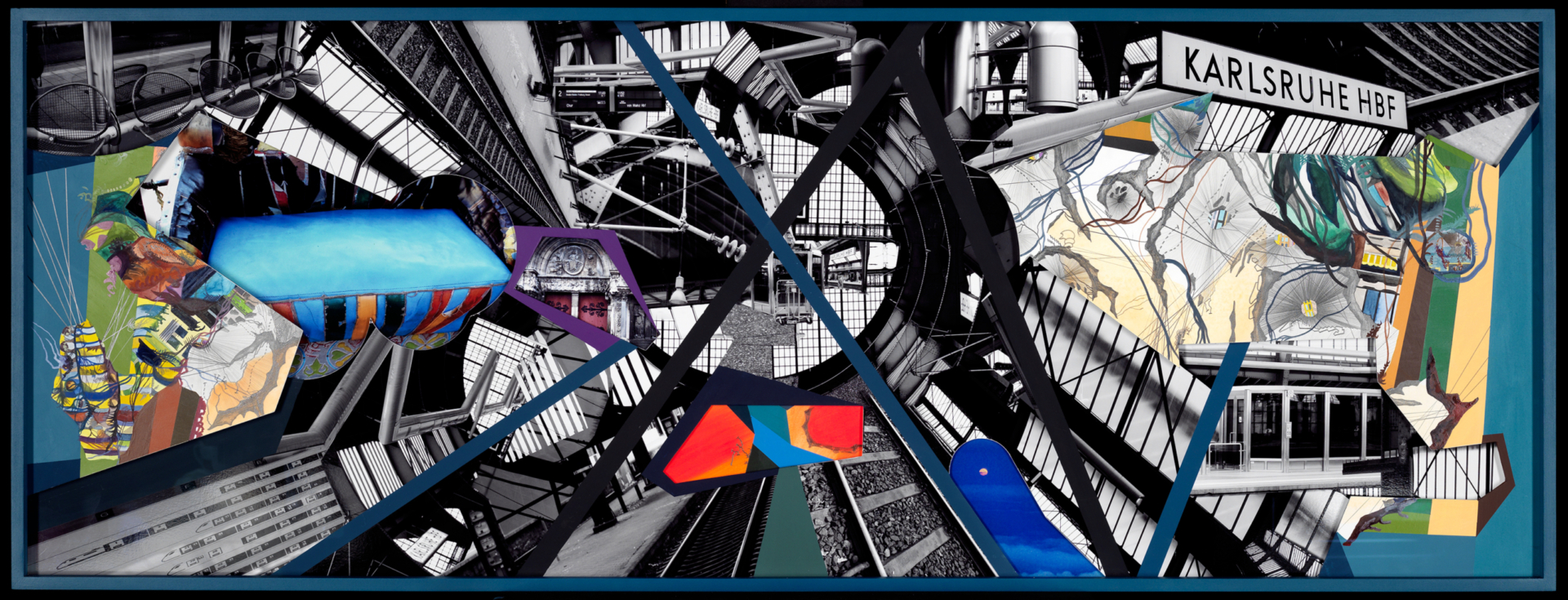 Das Kunstwerk besteht aus unterschiedlichen Ansichten des Karlsruher Hauptbahnhofes. Sie sind als Collage miteinander verbunden. Alles, was einen Bahnhof ausmacht, ist hier abgebildet.