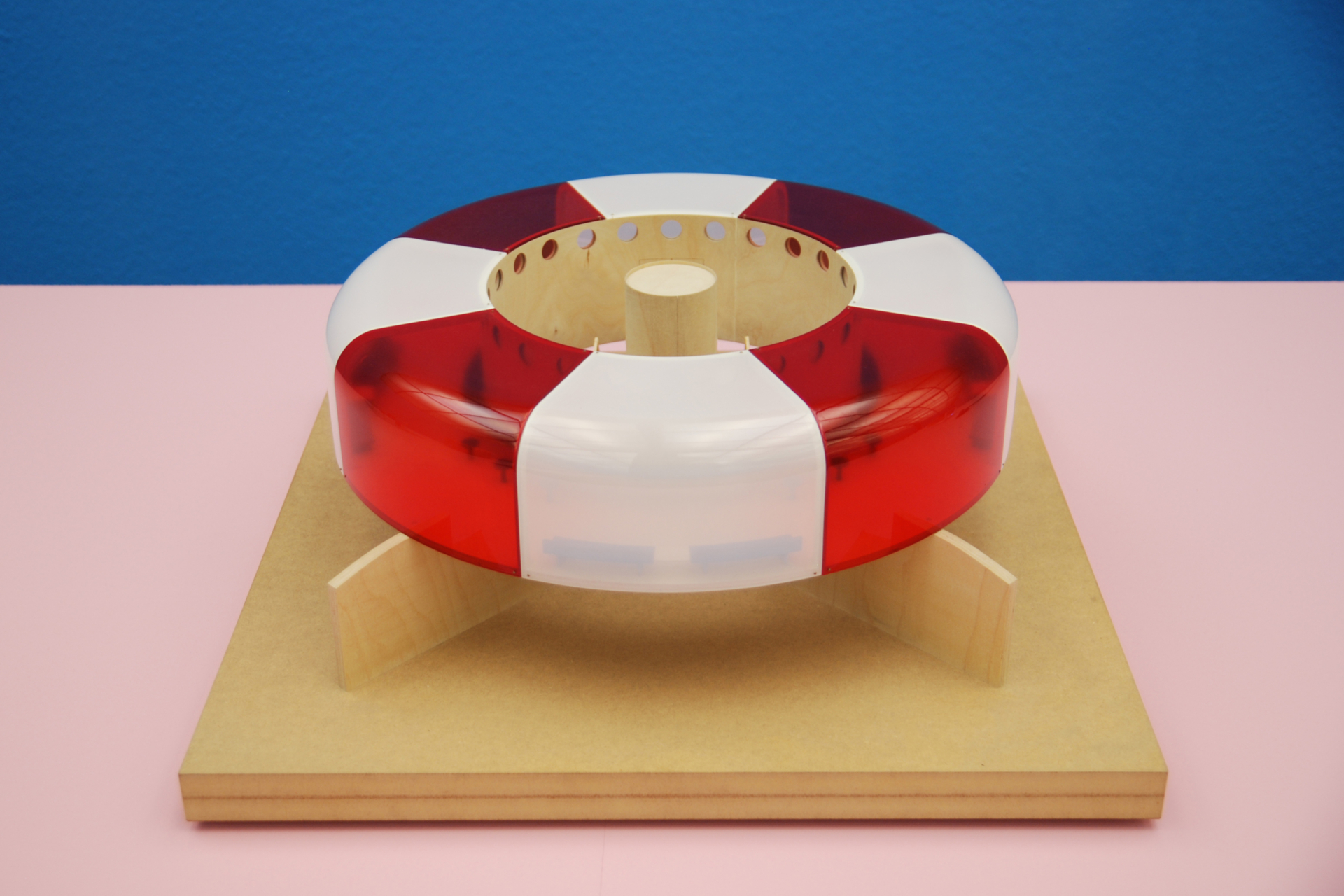 Das bunte Architekturmodell sieht aus wie ein Rettungsring.