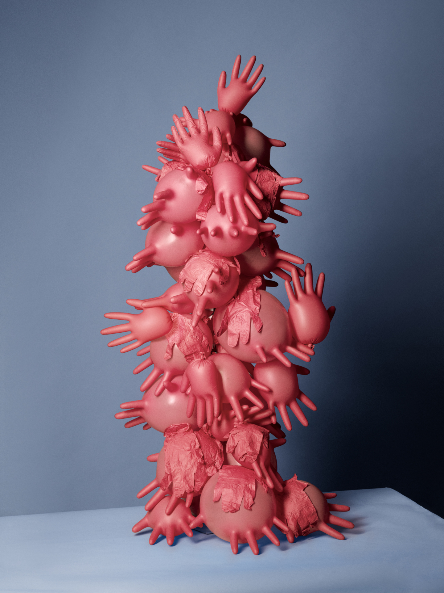 Die zwölf einzelnen Fotografien wie in einem Raster angeordnet. In jedem Bild wird ein Lebensmittel oder Hygieneartikel, wie Klopapier oder Eier, zu einem waghalsigen Konstrukt.