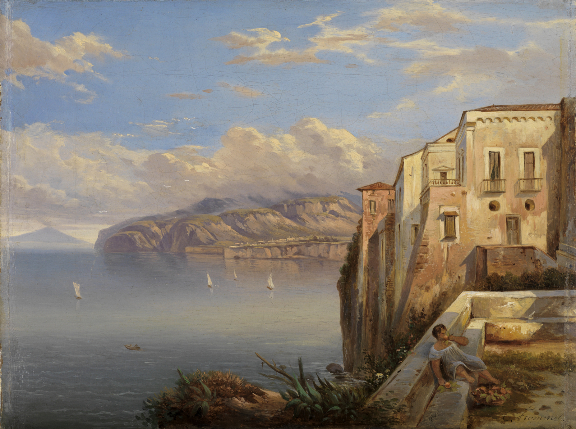 Die Steilküste auf der linken Seite ist teilweise bebaut. Fünf Boote fahren auf dem Meer. Hinten links ist der Vesuv zu erkennen. Vorne ruht sich ein Mann an einer Mauer aus.