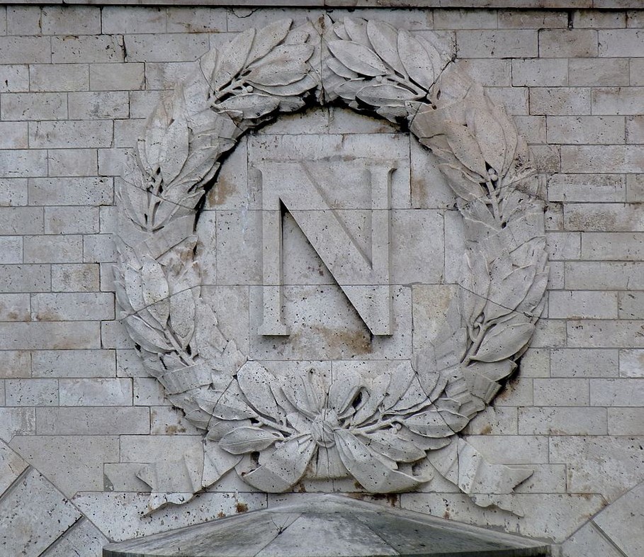 An einem Brückpfeiler befindet sich der Buchstabe N als Letter, der umrankt ist. Das N steht für Napoleon III.