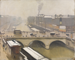 Über der Seine in Paris liegt ein grauer Himmel. Eine Brücke überqueren schemenhaft angedeutete Menschen und Kutschen. Es dominieren Grau- und Brauntöne.