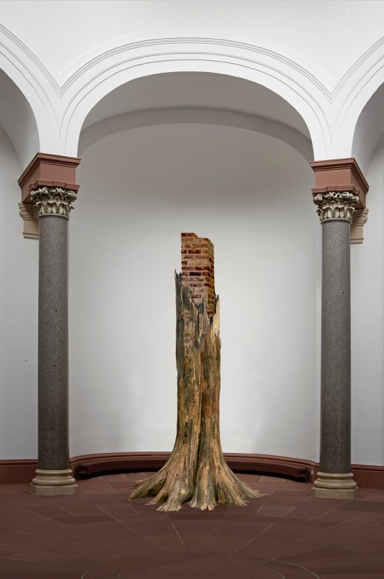 Aus einer artifiziellen Wurzel wächst eine Säule aus Ziegeln hoch in den Raum. Sie erreicht eine Höhe von über vier Metern.