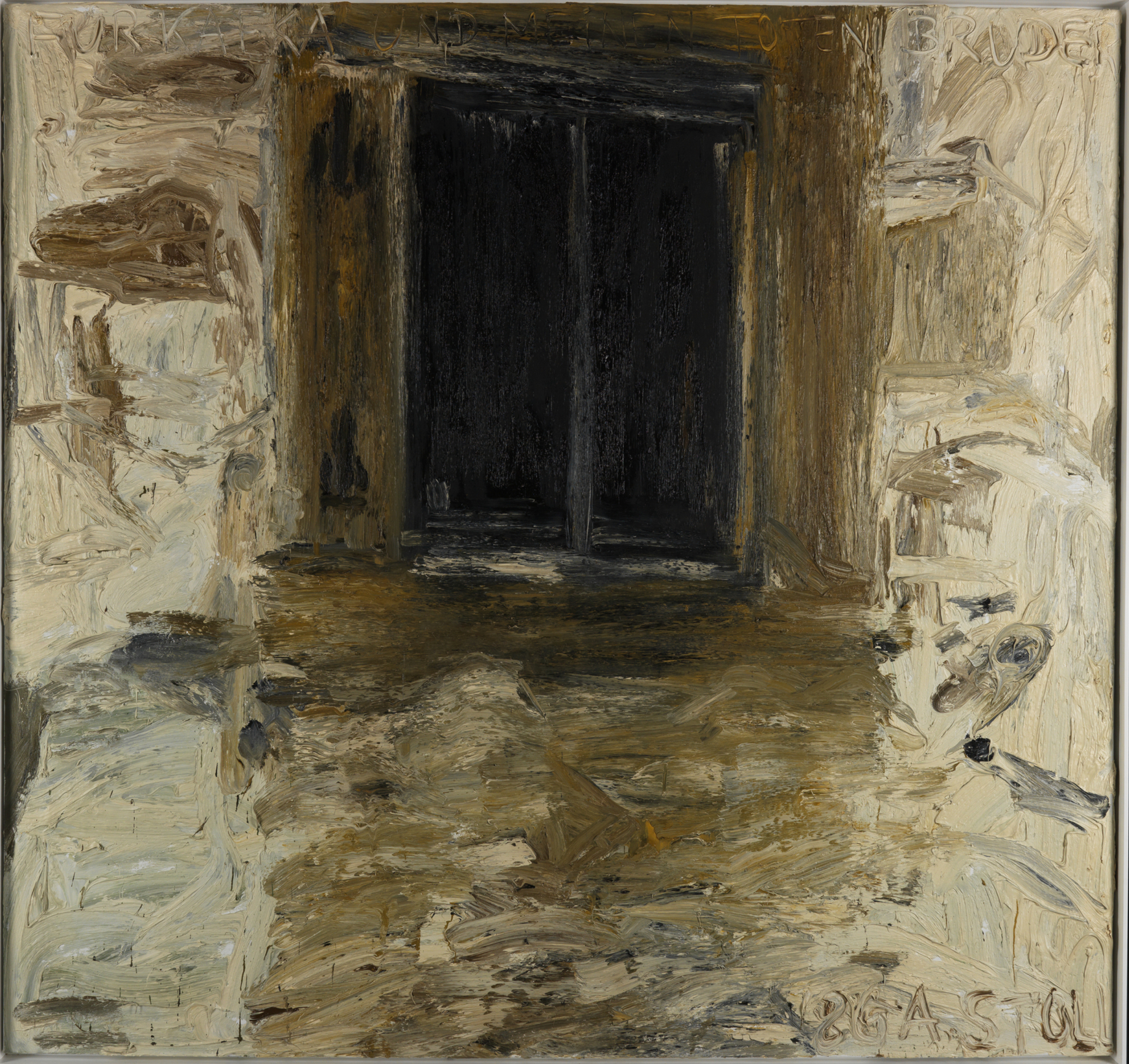 Die ocker-braun-gelbe Hauswand hat altersbedingte Spuren. In der oberen Mitte ist ein Fenster. Das Rauminnere ist schwarz.