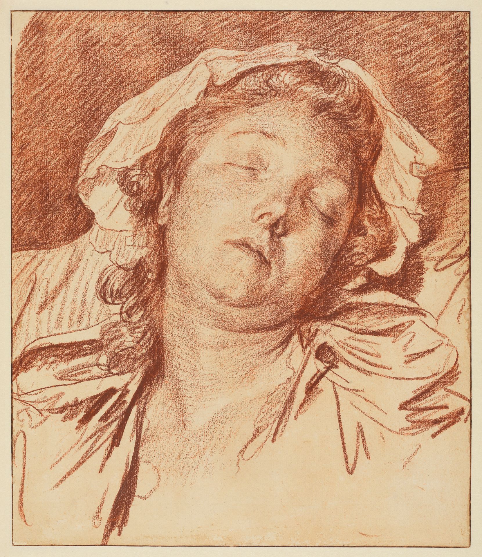 Die Rötelzeichnung von Jean-Baptiste Greuze zeigt das Gesicht einer Frau bis knapp über die Brust. Sie ist in den Schlaf gefallen und ihr Kopf leicht zur Seite geneigt. Sie trägt eine Schlafhaube, darunter lockiges Haar und ihre Gesichtszüge wirken neutral und entspannt. Die Zeichnung ist rot auf einem gelblichen Papier.