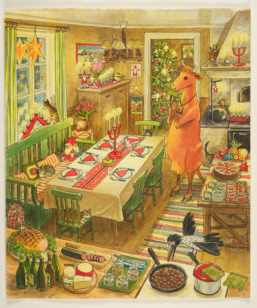 Eine mit menschlich antmutende braune Kuh in einem Wohnzimmer. Sie steht fröhlich vor einem gedeckten Esstisch, der ganze Raum ist weihnachtlich geschmückt.