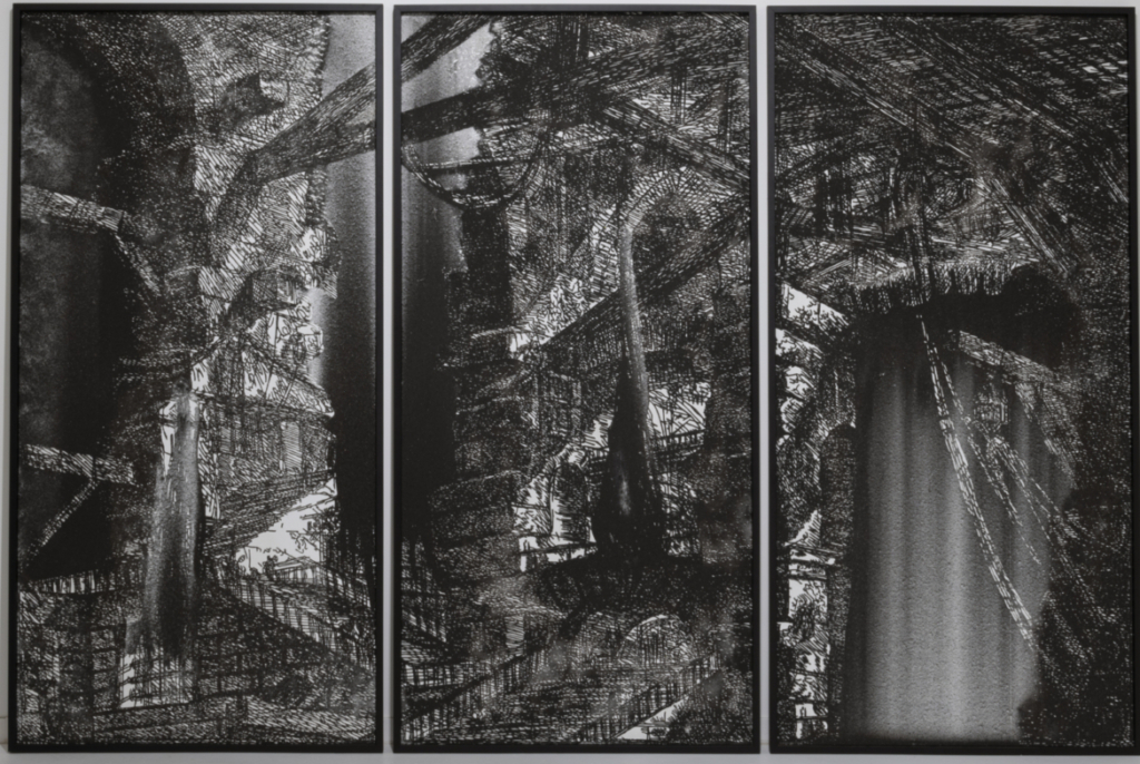 Drei schwarz-weiße abstrakte Gemälde mit komplexen Mustern, nebeneinander an einer weißen Wand hängend.