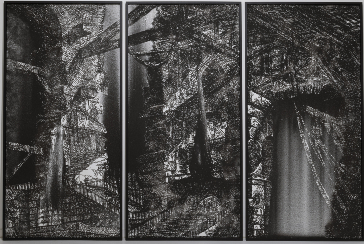 Drei schwarz-weiße abstrakte Gemälde mit komplexen Mustern, nebeneinander an einer weißen Wand hängend.