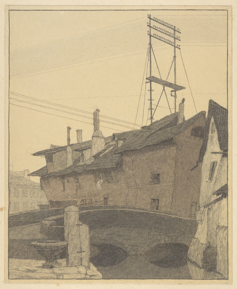 Über einen ruhigen Bach führt eine Steinbrücke. Windschiefe Häuser säumen den Bach. Über den Häusern ist ein hoher Strommast. Viele Kabeln durchziehen den Himmel.