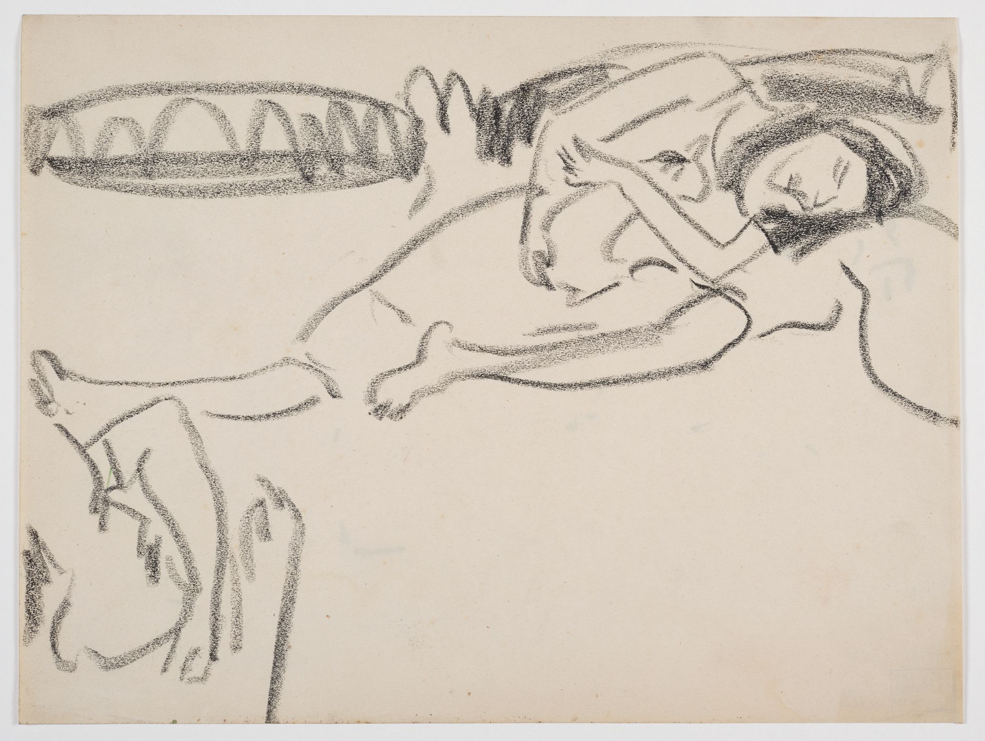 Eine locker mit Kohle oder schwarzem Kreidestift gezeichnete Skizze zeigt eine liegende Frau, die auf der Seite ruht und ein kleines Tier, vermutlich eine Katze, im Arm hält. Ein Mann blickt von links unten zu ihr.