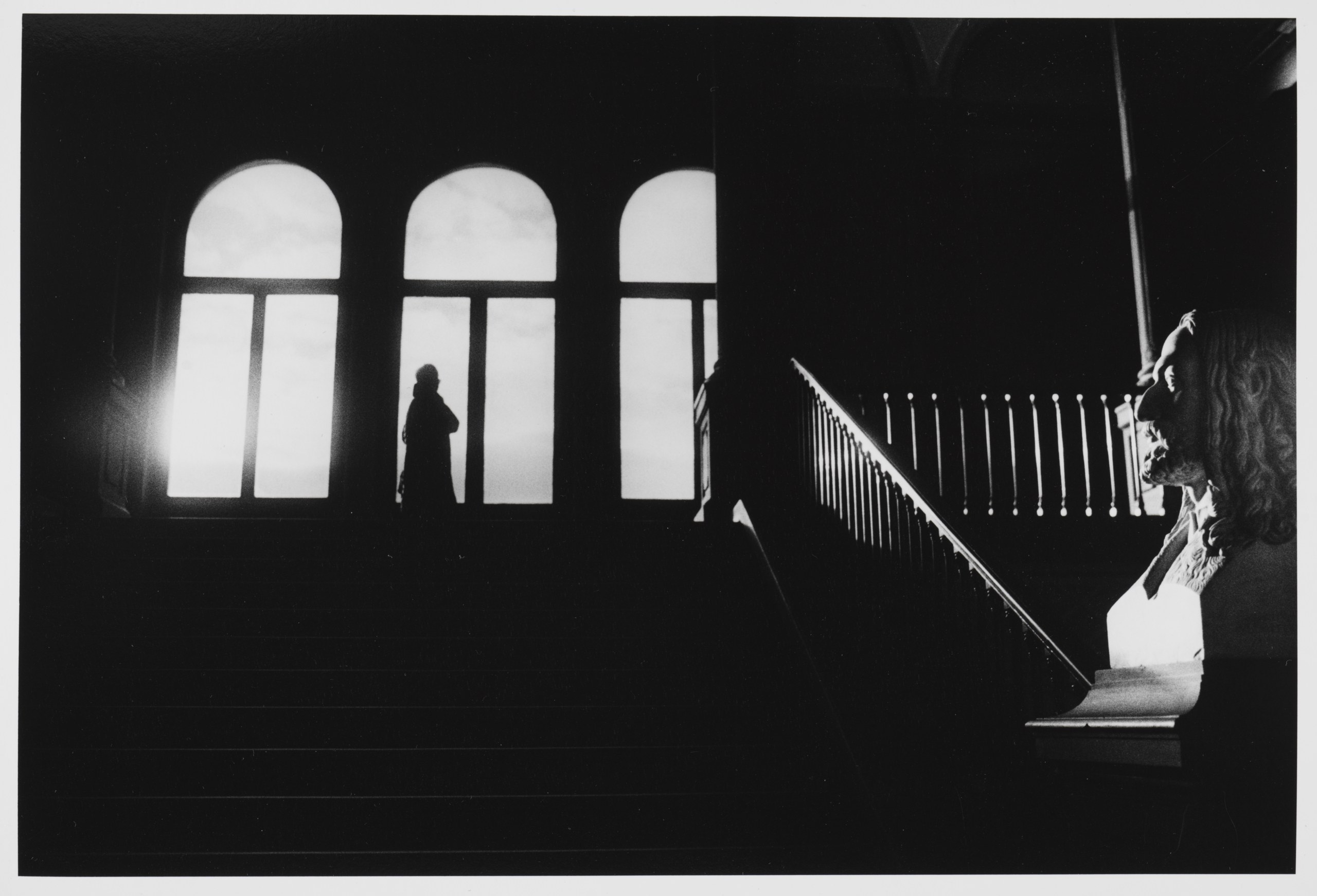 Schwarzweißfotografie von Barbara Klemm aus dem Jahr 2013/2014: Blick nach oben auf die Südfassade der Kunsthalle Karlsruhe mit Säulen und architektonischen Details. Die Aufnahme im Gegenlicht fotografiert und hat einen hohen Kontrast, es sind nur wenige Details sichtbar.