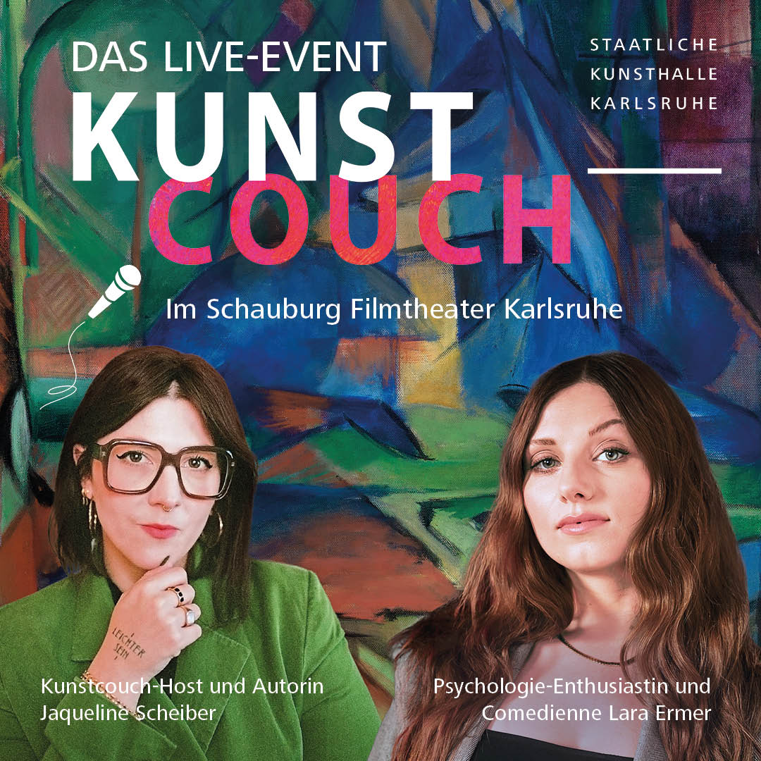 Keyvisual des Podcastsevents der Kunstcouch mit zwei Frauen vor einem abstrakten bunten Gemälde als Hintergrund. Rechts ist Jaqueline Scheiber mit grünem Blazer links Lara Ermer mit grauem Blazer und schwarzem T-Shirt zu sehen. Auf der Grafik steht "Kunstcouch. Das Live-Event. Im Schauburg Filmtheater Karlsruhe" sowie das Logo der Kunsthalle Karlsruhe.
