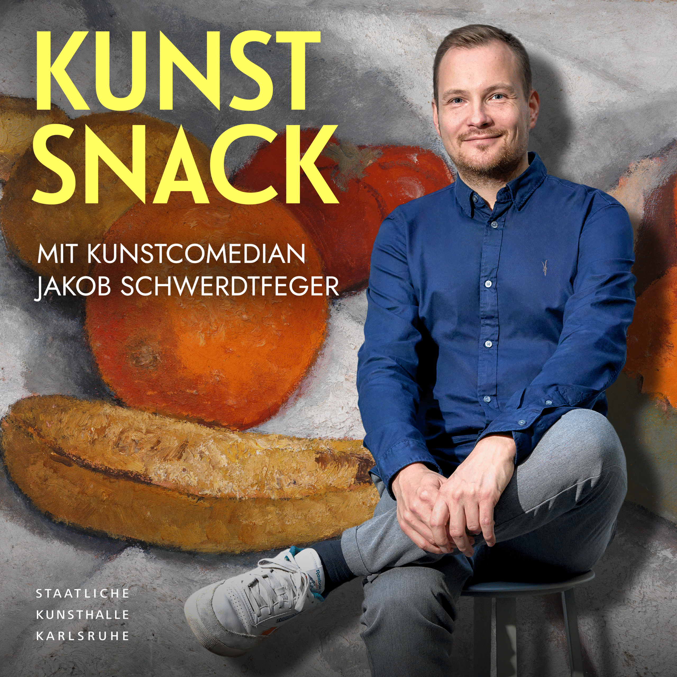 Foto des Podcasters Jakob Schwerdtfeger, hinter ihm ist das Stilleben mit Orangen, Bananen, Zitronen und Tomate der Künstlerin Modersohn-Becker zu sehen.