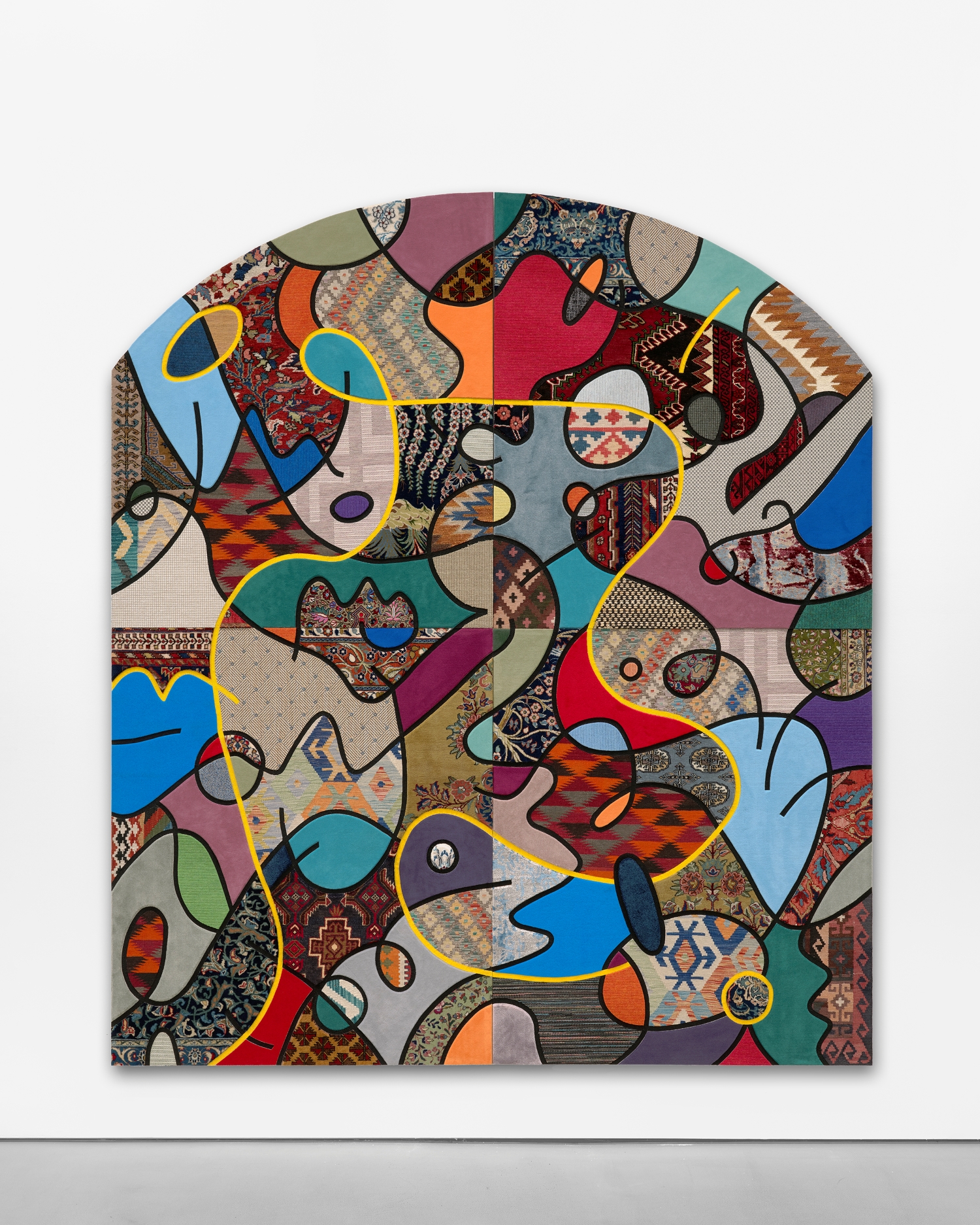 Zu sehen ist eine bunte Collage aus vielen unterschiedlichen Textilien. Eine goldgelbe Linie zeiht sich durch die Stoffe mit unterschiedlichen Mustern und in organischen Formen.