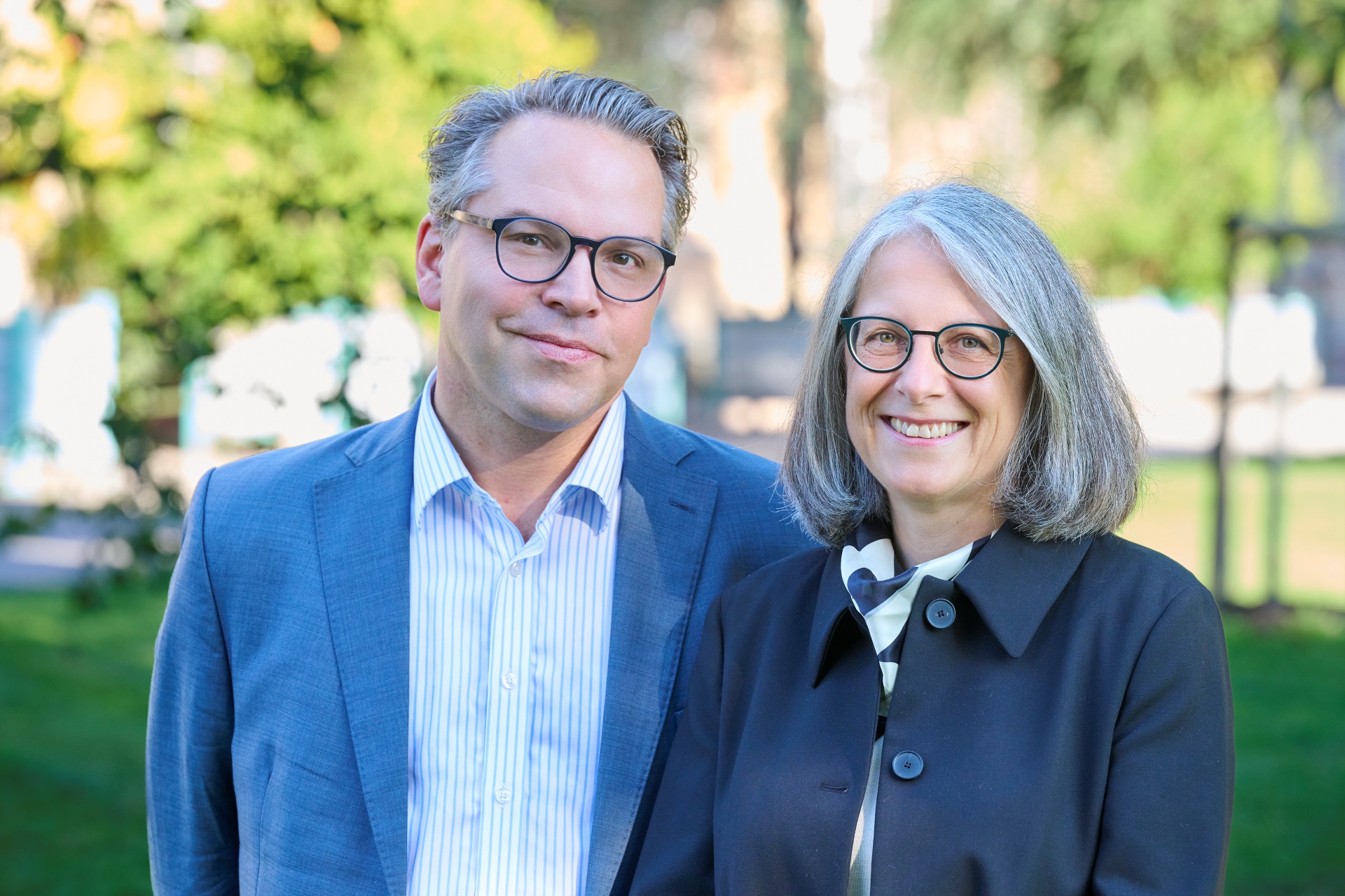 Doppelporträt der kaufmännischen Direktorin Sylvia Jung und dem Direktor Frédéric Bußmann.