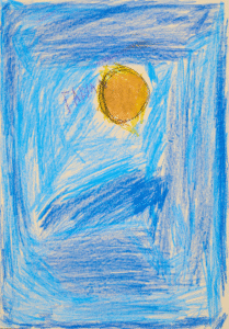 Vertikale Wachsmalstift-Zeichnung in dichten Blautönen, oben gelb-orange Sonne, daneben der Name „FABIAN“.